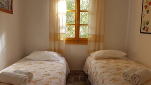 3 عدّة غرف نوم ومكواة/لوح كي وواي فاي وملاءات أسرّة