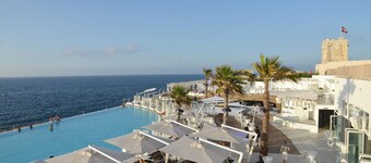 Modern 3 bedroom apartment with communal pool Sleeps 8 