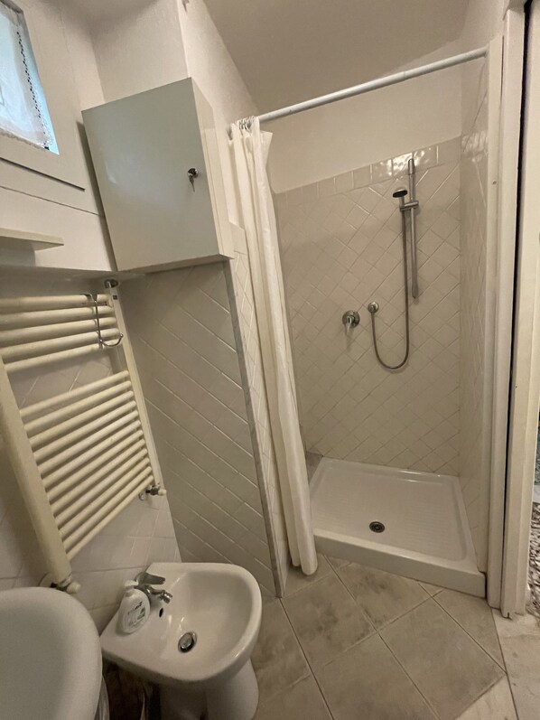 A bathroom with a shower, toilet, and sink. - Casa Maria: terrace with a panoramic view, parking, available starting October 10 (Cervo Im)