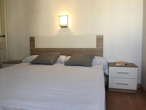 3 habitaciones, tabla de planchar con plancha, wifi y ropa de cama 