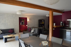 TV, DVD player, books, video library - Gîte des Patiasses, very spacious,between Rennes le Château and Rennes les Bains (Couiza)