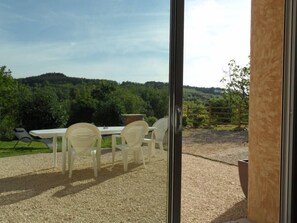 Outdoor dining - Gîte des Patiasses, very spacious,between Rennes le Château and Rennes les Bains (Couiza)