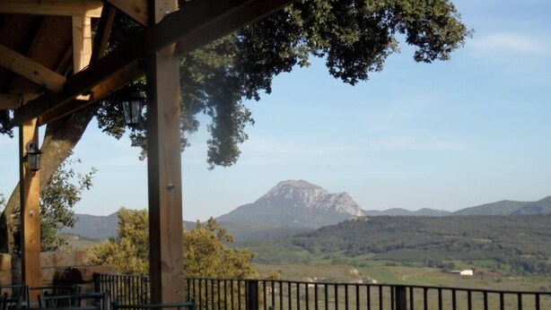 An outdoor seating area with tables and chairs, overlooking a mountainous landscape. - Gîte des Patiasses, very spacious,between Rennes le Château and Rennes les Bains (Couiza)