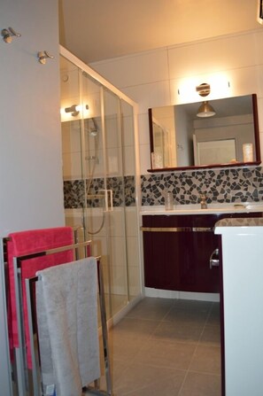 Dusj, hårføner, såpe og toalettpapir