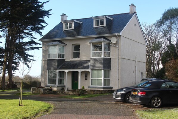 المنشأة من الخارج