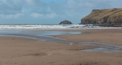 Rock, Stylish Modern, Sandy Beaches, Restaurants, golf, ferry Padstow sleeps 4