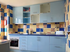 Een koelkast, een magnetron, een oven, een vaatwasser