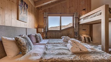 5 habitaciones, tabla de planchar con plancha, wifi y ropa de cama