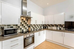Fridge, microwave, oven, dishwasher - Riverside Lodge New Forest (Godshill)