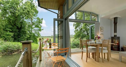 Secluded, New Forest Riverside Lodge