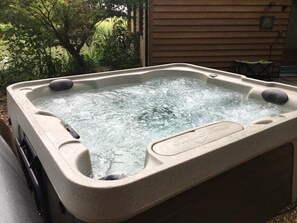 Outdoor spa tub - Riverside Lodge New Forest (Godshill)