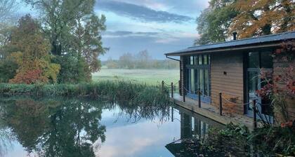 Secluded, New Forest Riverside Lodge