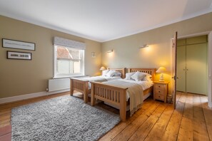 3 bedrooms, internet, bed sheets