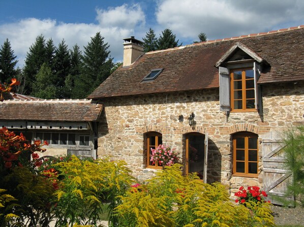 Exterior - Cottage in hamlet of Chabrenas with use of swimming pool
Open April to October (Meuzac)