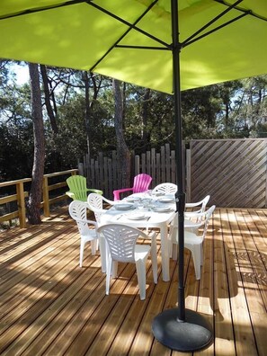 Outdoor dining - House 6/8 people, 100m from the beach, on the edge of Longeville's Forest (La Tranche-Sur-Mer)