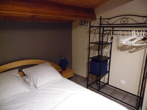 4 bedrooms, iron/ironing board, free WiFi - House 6/8 people, 100m from the beach, on the edge of Longeville's Forest (La Tranche-Sur-Mer)
