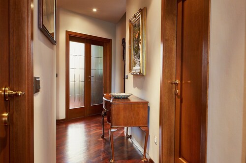 Elegant and bright apartment with private parking