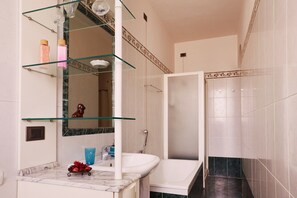Badewanne, Haartrockner, Bidet, Handtücher