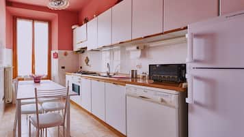 Een koelkast, een oven, een kookplaat, een vaatwasser