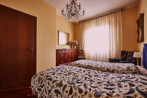 2 habitaciones, tabla de planchar con plancha y cuna de viaje 