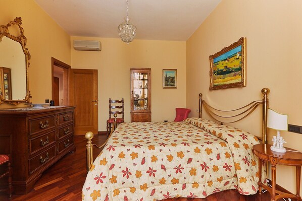 2 bedrooms, iron/ironing board, travel crib, free WiFi