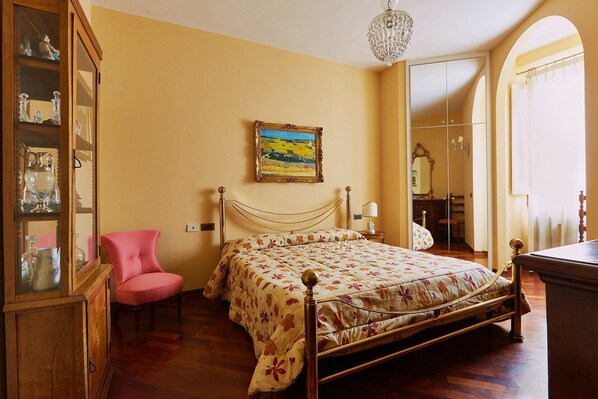 2 bedrooms, iron/ironing board, travel cot, free WiFi