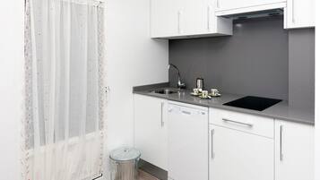 Een koelkast, een magnetron, een kookplaat, een vaatwasser