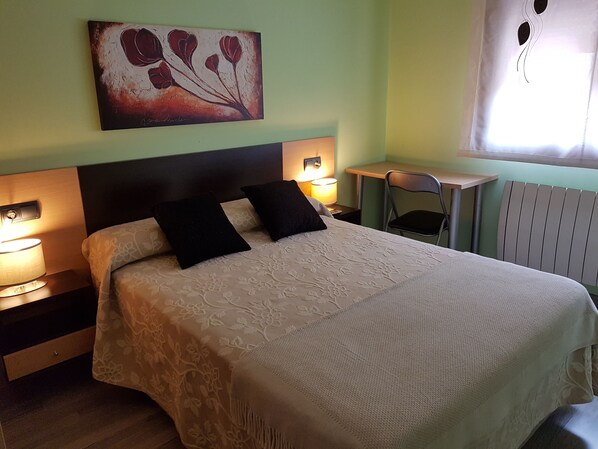 3 habitaciones, escritorio, tabla de planchar con plancha y wifi gratis 