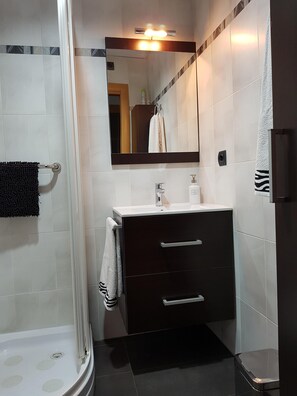Shower, hair dryer, towels, soap - Tourist Apartments "El Jardín".  (Teruel)