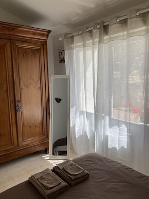 2 chambres, fer et planche à repasser, Wi-Fi gratuit, draps fournis