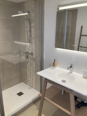 Shower, hair dryer, towels, toilet paper - 2 bedroom HOUSE with PRIVATE POOL in a quiet area, near the SEA and LA ROCHELLE  (Angoulins)