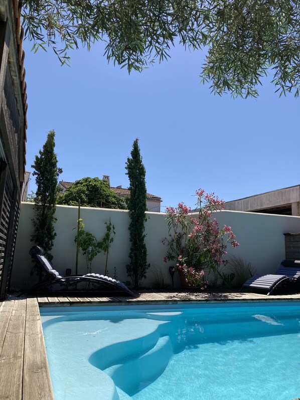 Alberca al aire libre y alberca climatizada