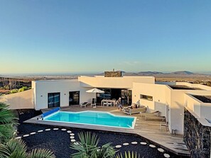 Una piscina al aire libre, una piscina climatizada