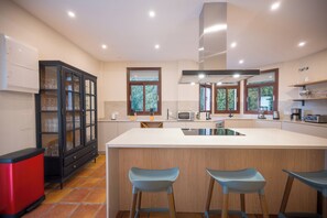 Coffee/tea maker, fridge, microwave, oven