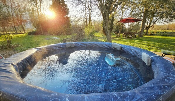 Outdoor spa tub