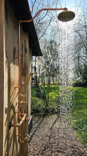 Property grounds - Historic Royal Kent cottage surrounded by large gardens & private swimming pool (Ashford)