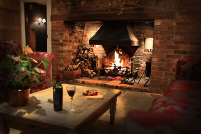 Historic Royal Kent cottage surrounded by large gardens & private swimming pool