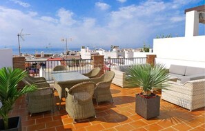 Outdoor dining - Modern Apartment with private roof terrace (Nerja)