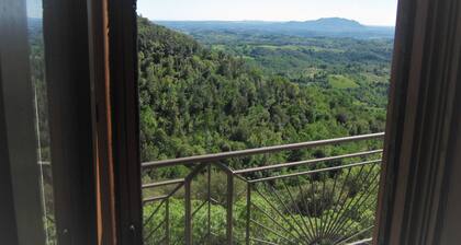 Villa avec piscine et vue spectaculaire Ă Montasola