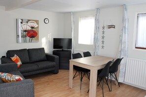 TV - Tiny beach house Proost, 100 m. from the beach, boulevard and lighthouse (Noordwijk aan Zee)