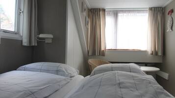 2 bedrooms, travel cot, free WiFi, bed sheets