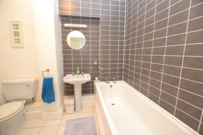 Badewanne, Haartrockner, Handtücher, Toilettenpapier