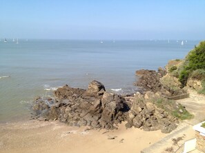 Plage, chaises longues