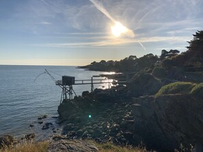En la playa, sillas reclinables de playa