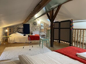 6 soverom, skrivebord, strykejern/-brett og reiseseng for barn