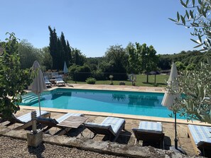 Utendørsbasseng og et oppvarmet basseng