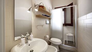 Doccia, asciugacapelli, bidet, asciugamani