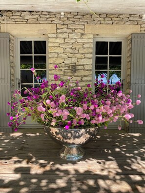 A large metal planter with purple flowers on a wooden deck. - Charming villa in natural stone, beautifull garden, a lot of privacy. Gordes (Gordes)