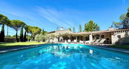 Charming villa in natural stone, beautifull garden, a lot of privacy. Gordes