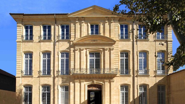 A classical building with a symmetrical facade, multiple windows, and a central entrance with a balcony. - Luxury charm, terrace historic center Mazarin district with elevator (Aix-En-Provence)